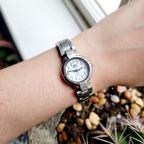 Vintage Nexus Quartz Silver Classic Roman Numerals Watch - Picture 5 of 8